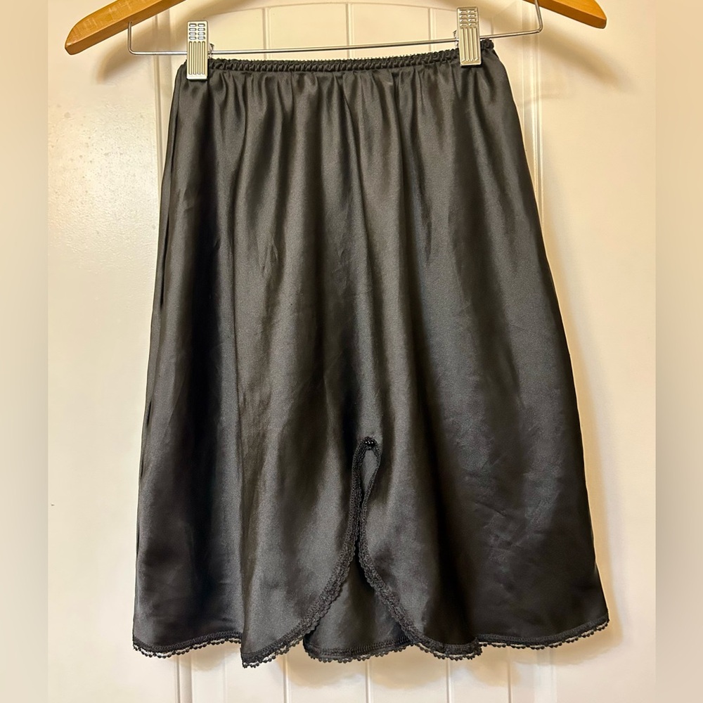 Vintage Warners Black Polyester And Lace Slip.  Size Small.